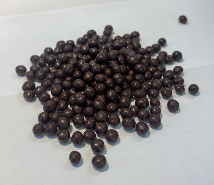 Juodo šokolado traškūs rutuliukai 30g.