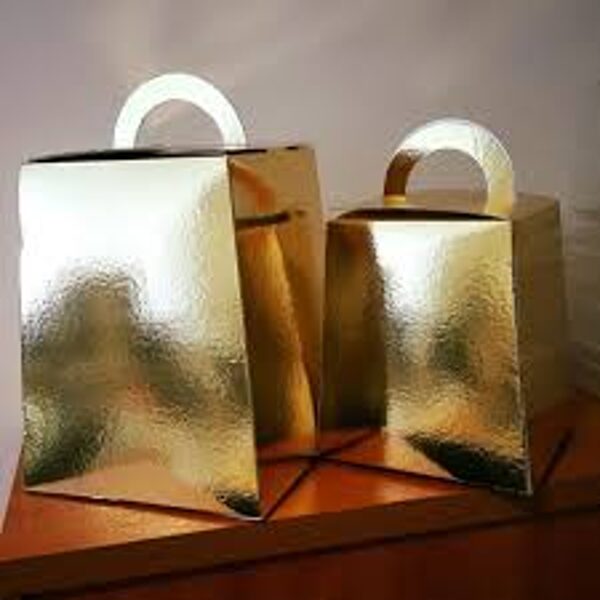 Dėžė šakočiui su rankena - auksinės spalvos 25x25x31 cm.